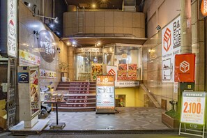 Fassade der Unterkunft – Abend/Nacht