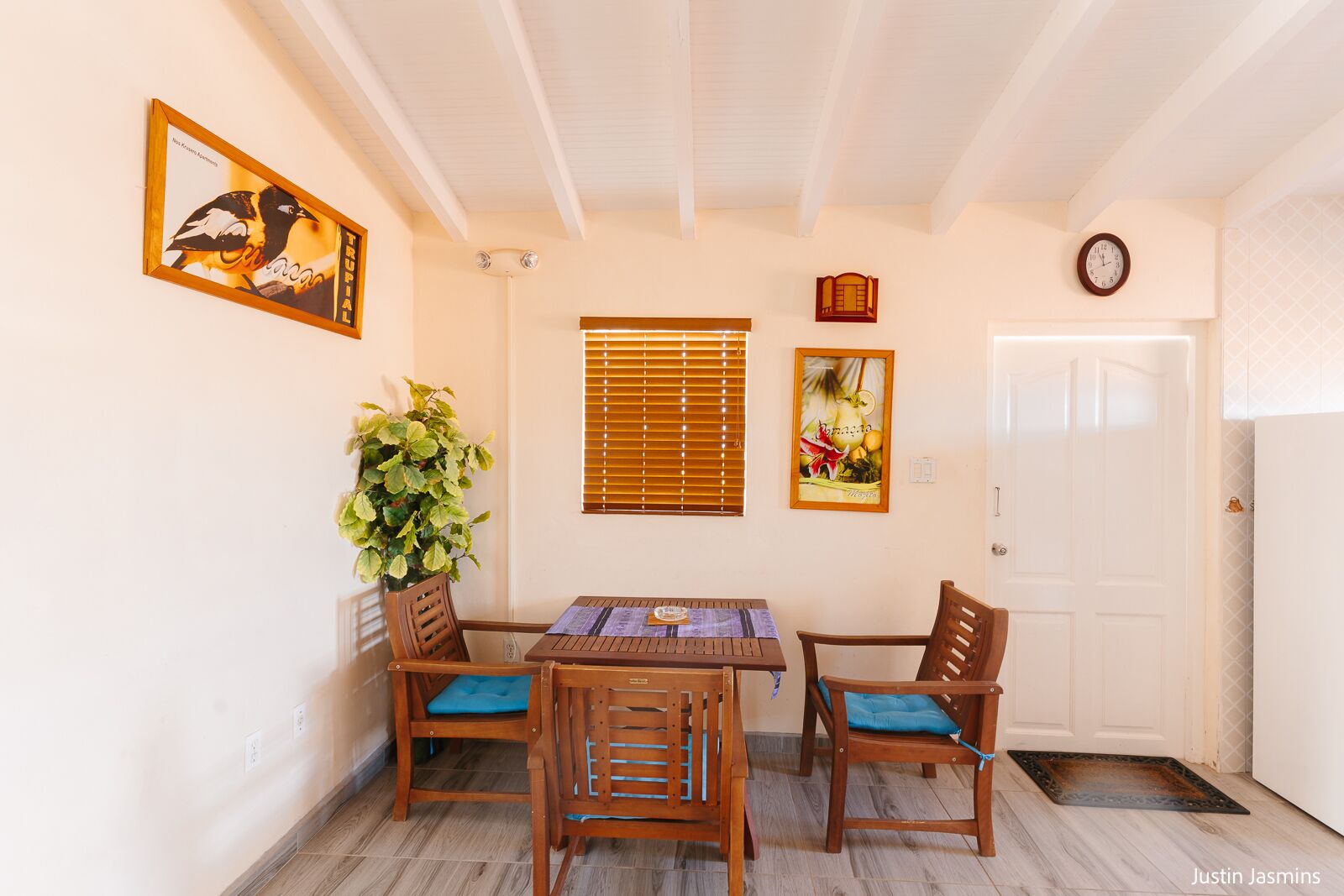 deluxe apartment, 1 bedroom | in-room dining