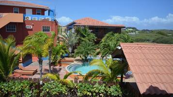 Studio – design, 1 queensize-seng, bassengutsikt, ved basseng | Safe på rommet, individuelt dekorert, individuelt innredet og lydisolert