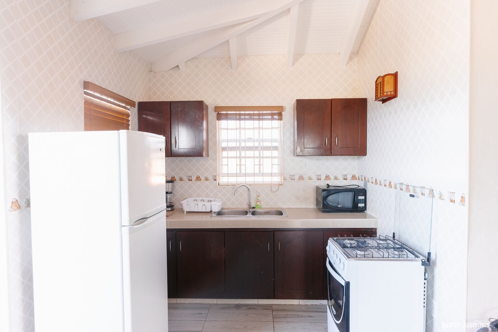 deluxe apartment, 1 bedroom | private kitchen | fridge, microwave, stovetop, coffee/tea maker