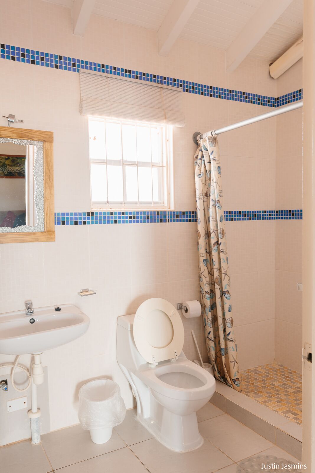 deluxe apartment, 1 bedroom | bathroom | combined shower/bathtub, towels