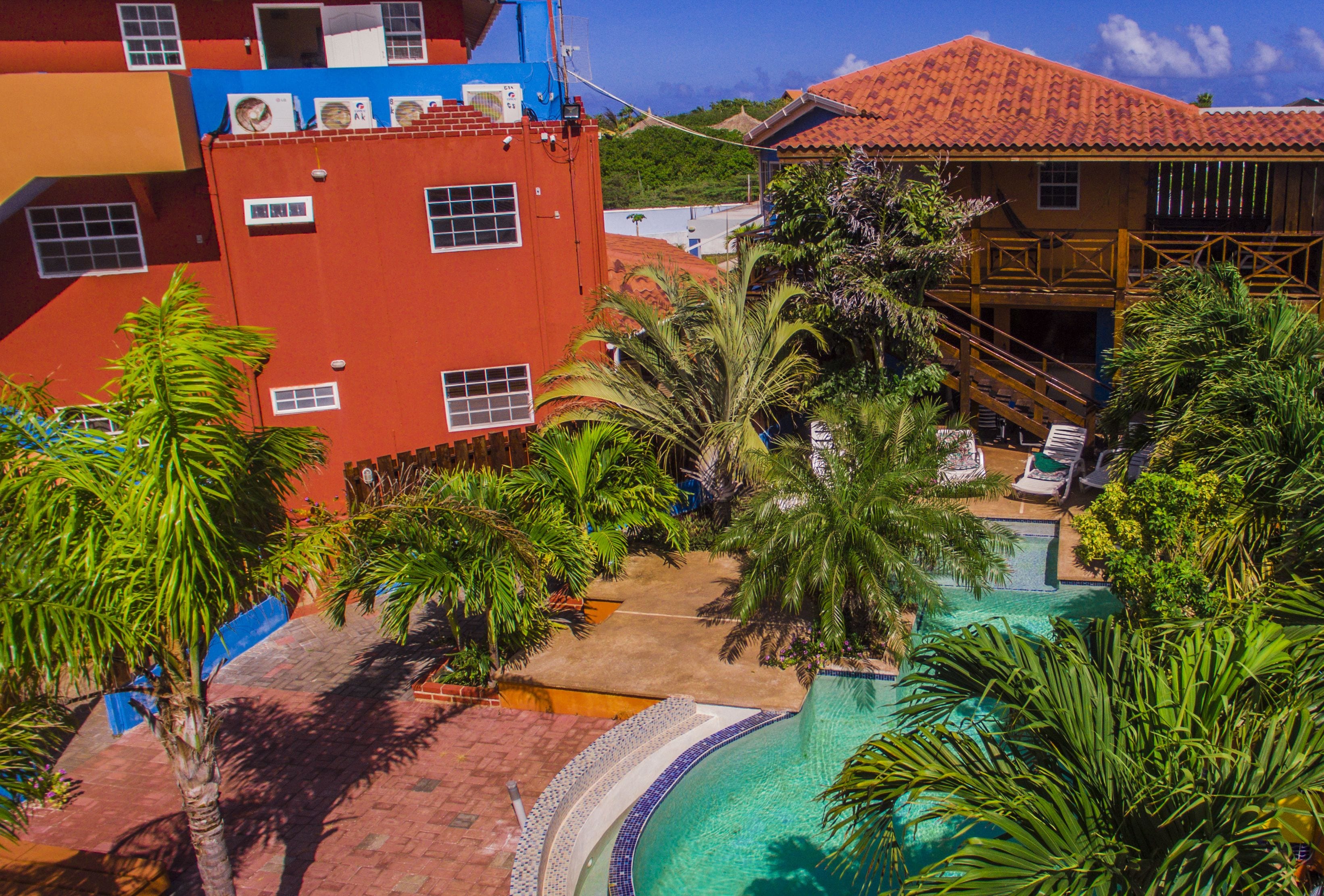 Een buitenzwembad, open van 06.00 uur tot 22.00 uur, en ligstoelen