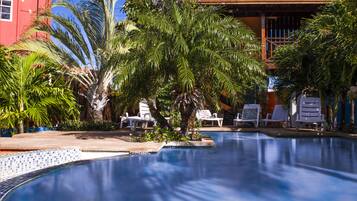 Utendørsbasseng og solsenger