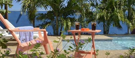 Piscina externa, funciona das 6h às 22h, espreguiçadeiras