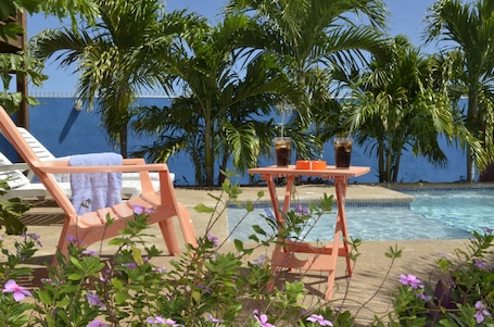 Una piscina al aire libre, sillones reclinables de piscina. Nos Krusero Apartments