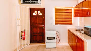 Appartement, 1 chambre, accessible aux personnes à mobilité réduite | Cuisine privée | Réfrigérateur, micro-ondes, plaque de cuisson, cafetiÚre/bouilloire