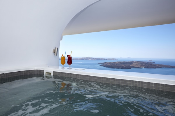 Master Suite outdoor Tub Volcano View | Premium bedding, minibar, in-room safe, desk