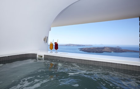 Master Suite outdoor Tub Volcano View | Premium bedding, minibar, in-room safe, desk. Ira Hotel & Spa - Adults Only