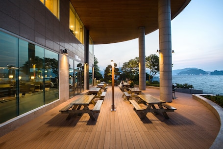 Outdoor dining. Kumho Tongyeong Marina Resort
