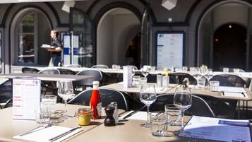 Se sirven desayunos y cocina regional (con mesas al aire libre)