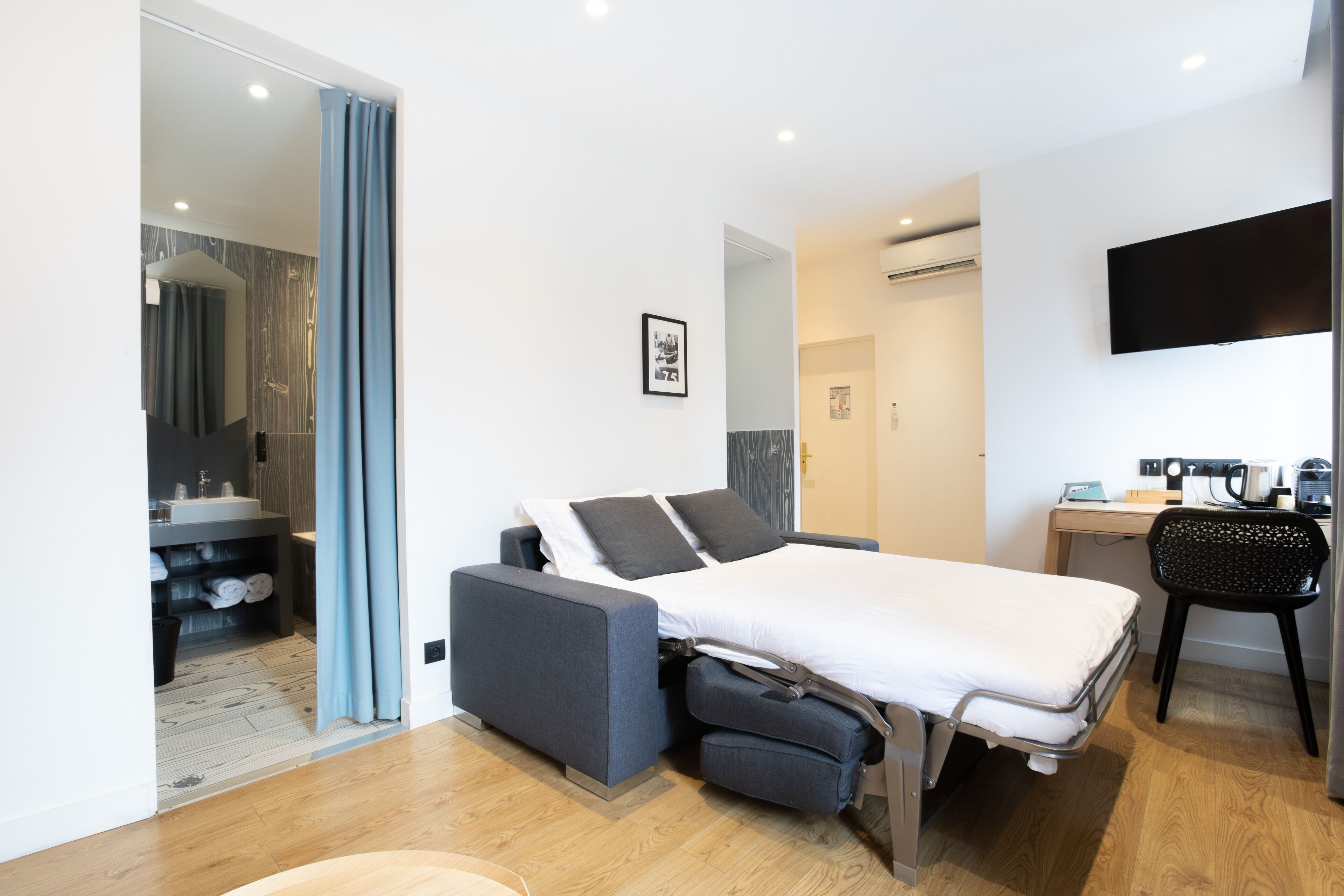 family room | premium bedding, in-room safe, desk, blackout curtains