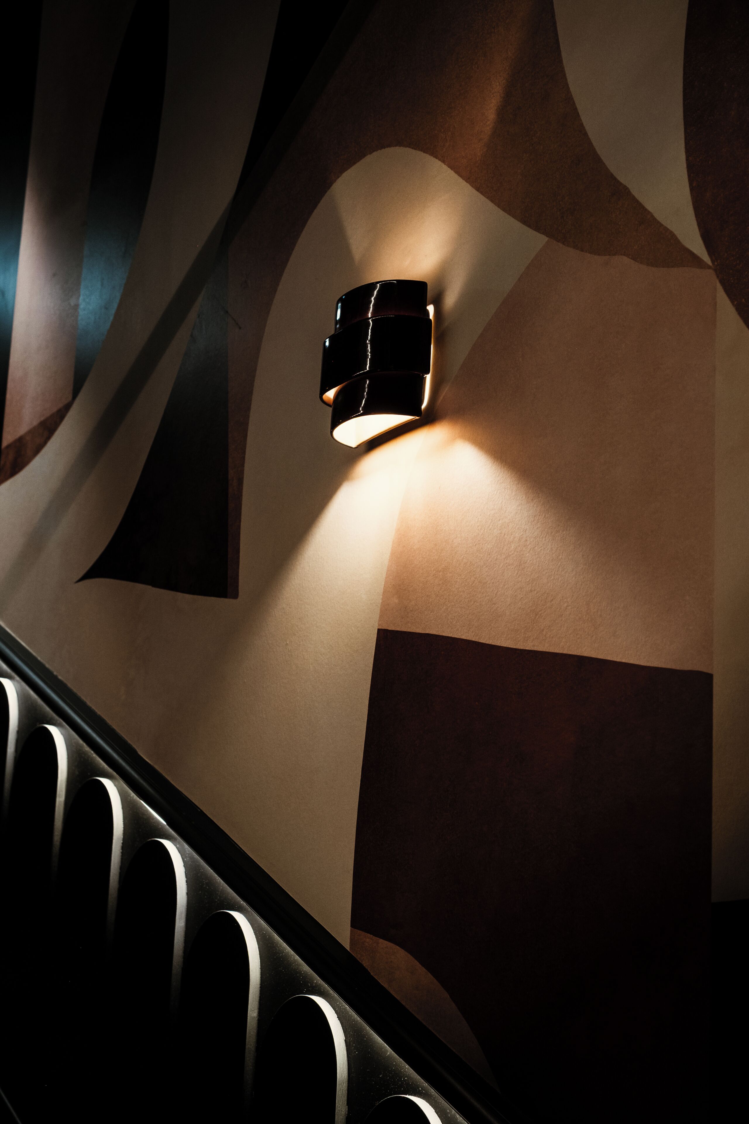 Un mur doté d’un luminaire encastré et d’un motif décoratif.