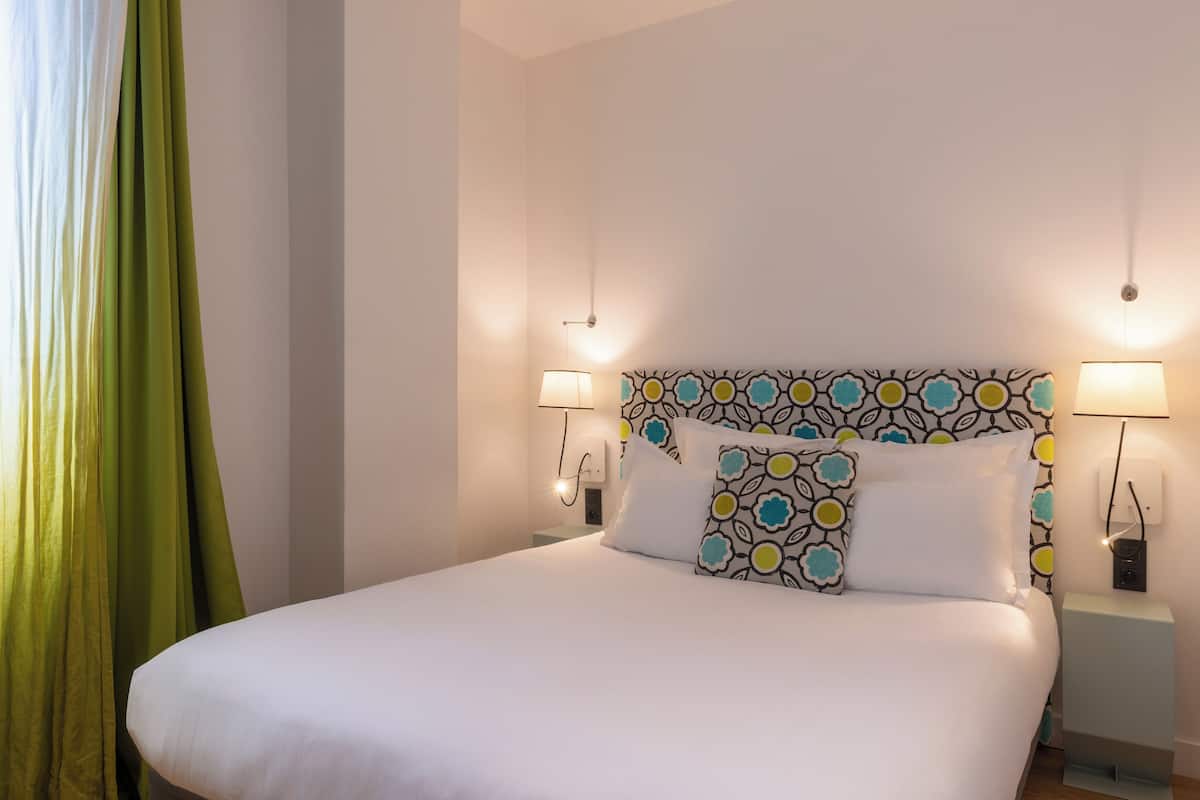 Standard Double Room | Peralatan tempat tidur premium, peti besi dalam bilik, meja