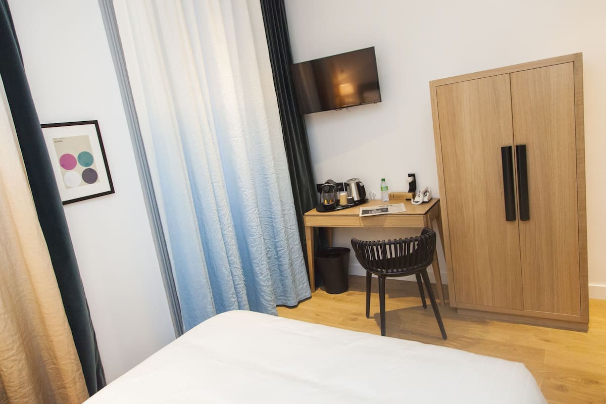 Classic Room | Peralatan tempat tidur premium, peti besi dalam bilik, meja