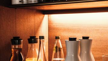 Una zona de bar con varias botellas etiquetadas con nombres como 'Pomme', 'Eau' y 'Lait'.