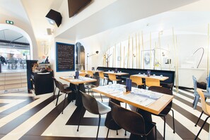 Breakfast, lunch and dinner served - The Originals Boutique, Hôtel Le Lion, Clermont-Ferrand (Clermont-Ferrand)