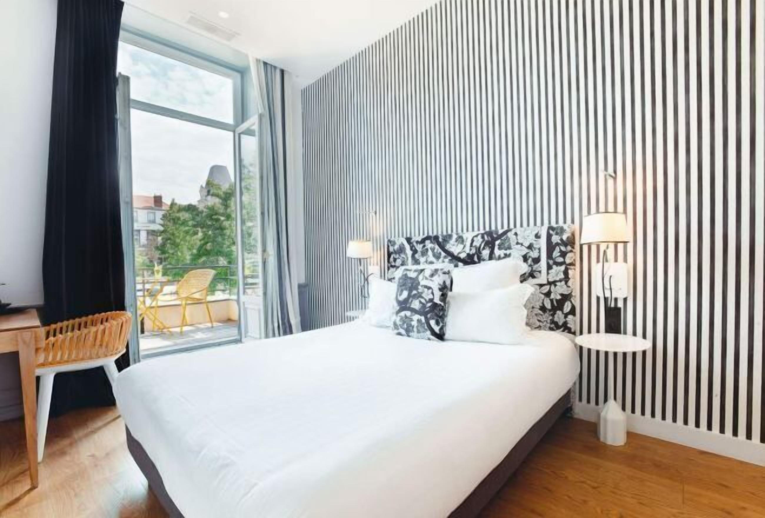 Hochwertige Bettwaren, Zimmersafe, Schreibtisch, Verdunkelungsvorhänge