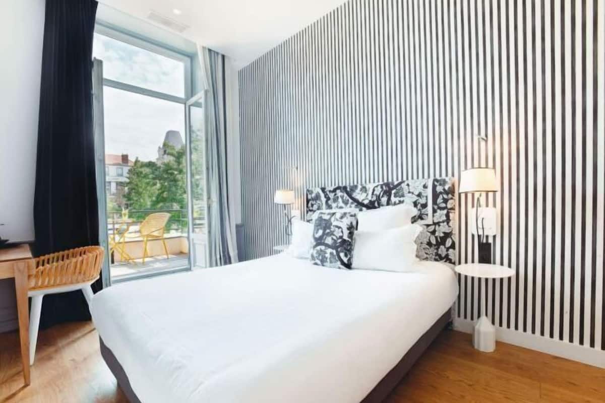 Hochwertige Bettwaren, Zimmersafe, Schreibtisch, VerdunkelungsvorhÀnge