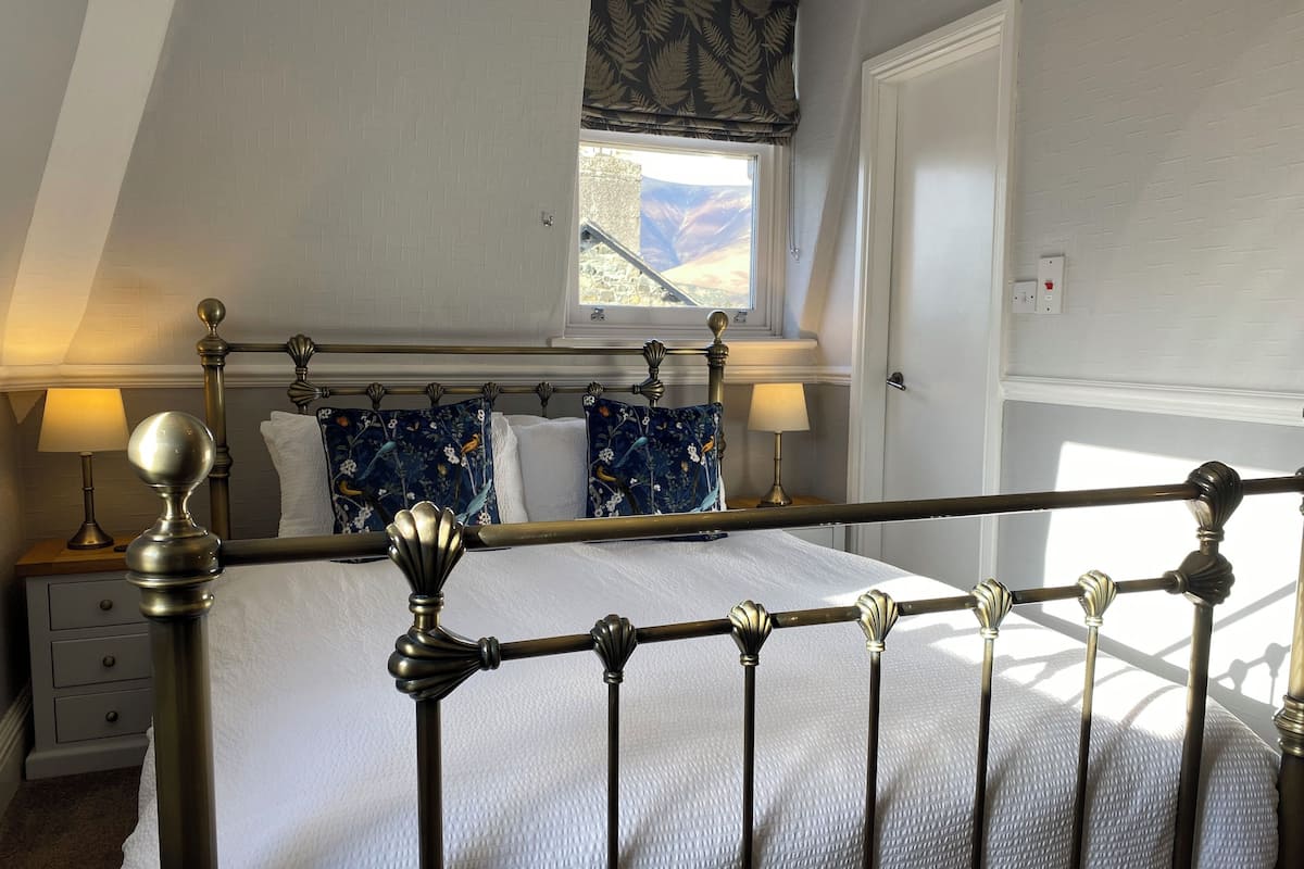 Habitación doble estándar, 1 cama King size, vista a la montaña | Tabla de planchar con plancha, wifi gratis y ropa de cama