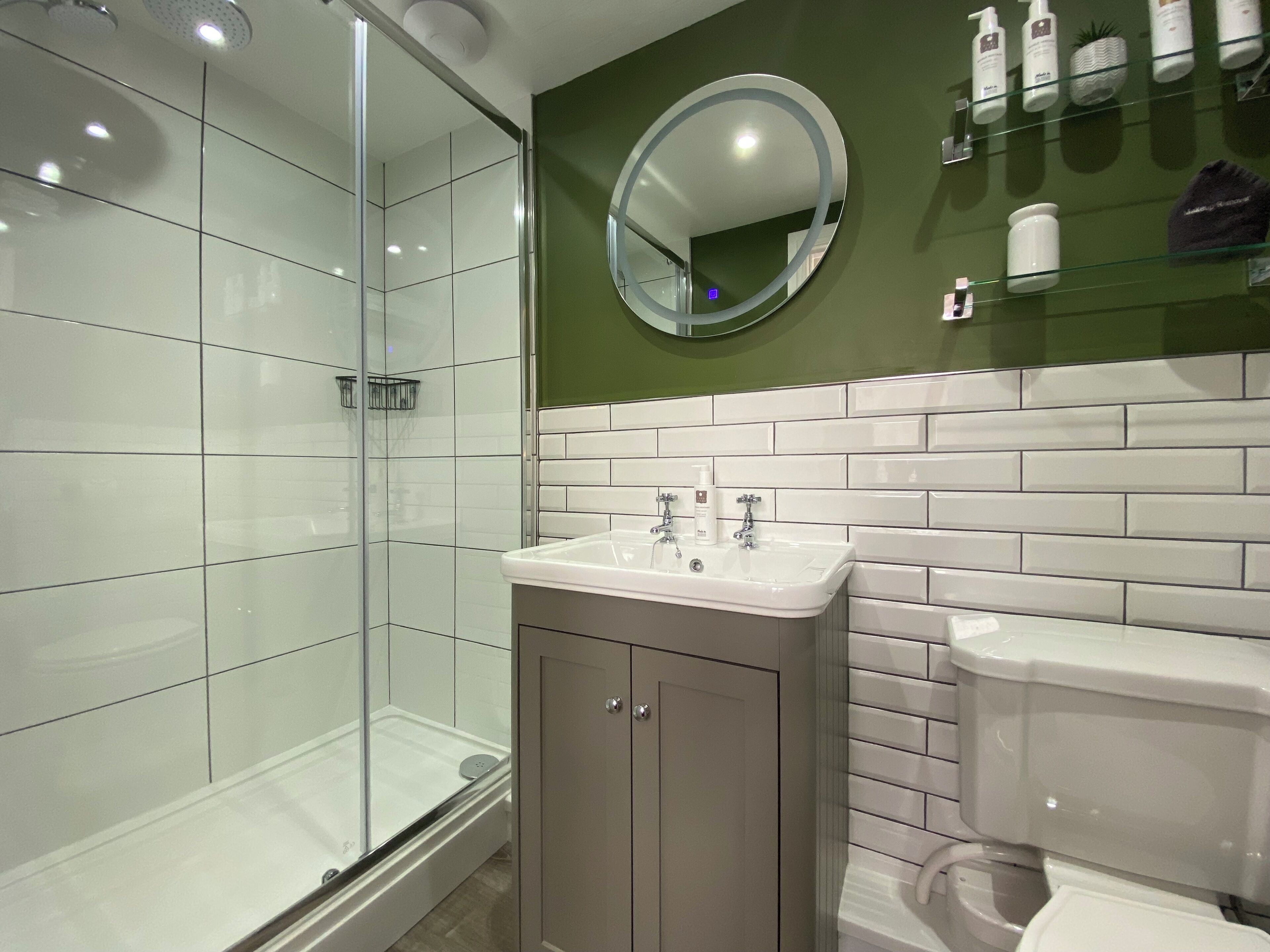 Standaard tweepersoonskamer, 1 kingsize bed, uitzicht op bergen | Badkamer | Gratis toiletartikelen, een haardroger, handdoeken, shampoo