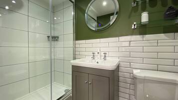 Standaard tweepersoonskamer, 1 kingsize bed, uitzicht op bergen | Badkamer | Gratis toiletartikelen, een haardroger, handdoeken, shampoo