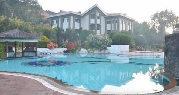 Outdoor pool - Blue Country Resort (Mahabaleshwar)