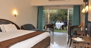 Standard Room | In-room safe, desk, blackout drapes - Blue Country Resort (Mahabaleshwar)