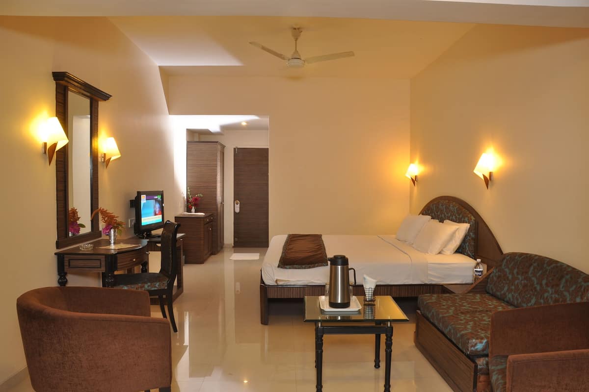 Deluxe Room | In-room safe, desk, blackout curtains