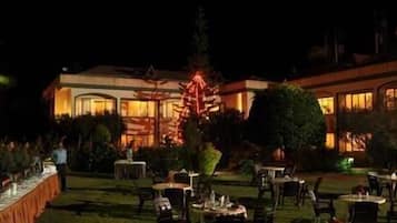 Breakfast, lunch and dinner served