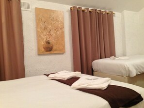 Habitación triple familiar, baño en la habitación ((Sleeps up to 3) )