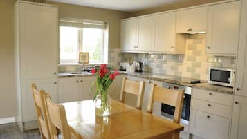 Classic Cottage, Private Bathroom, Garden View (Rose - self catering) | Restaurant