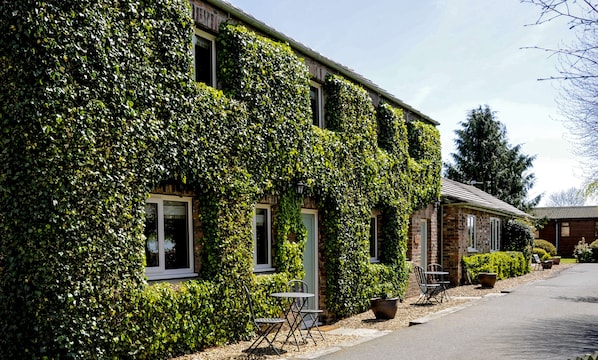 Småhus, privat bad, hageutsikt (Herriot - self catering) | Eksteriør