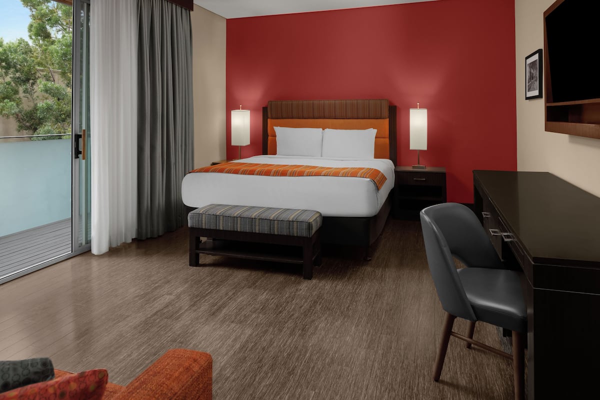 Luxury Room, 1 King Bed | In-room safe, desk, blackout drapes, iron/ironing board