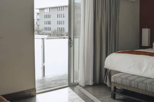 Chambre Luxe, 1 très grand lit | Coffres-forts dans les chambres, bureau, rideaux occultants