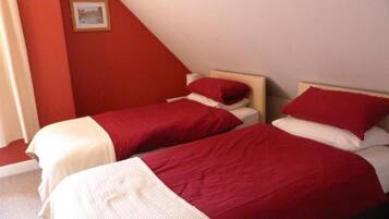 Escritorio, cortinas blackout y tabla de planchar con plancha