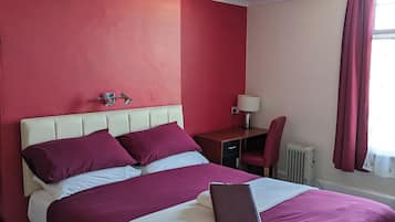 Skrivebord, blendingsgardiner, strykejern/-brett og wi-fi (inkludert)