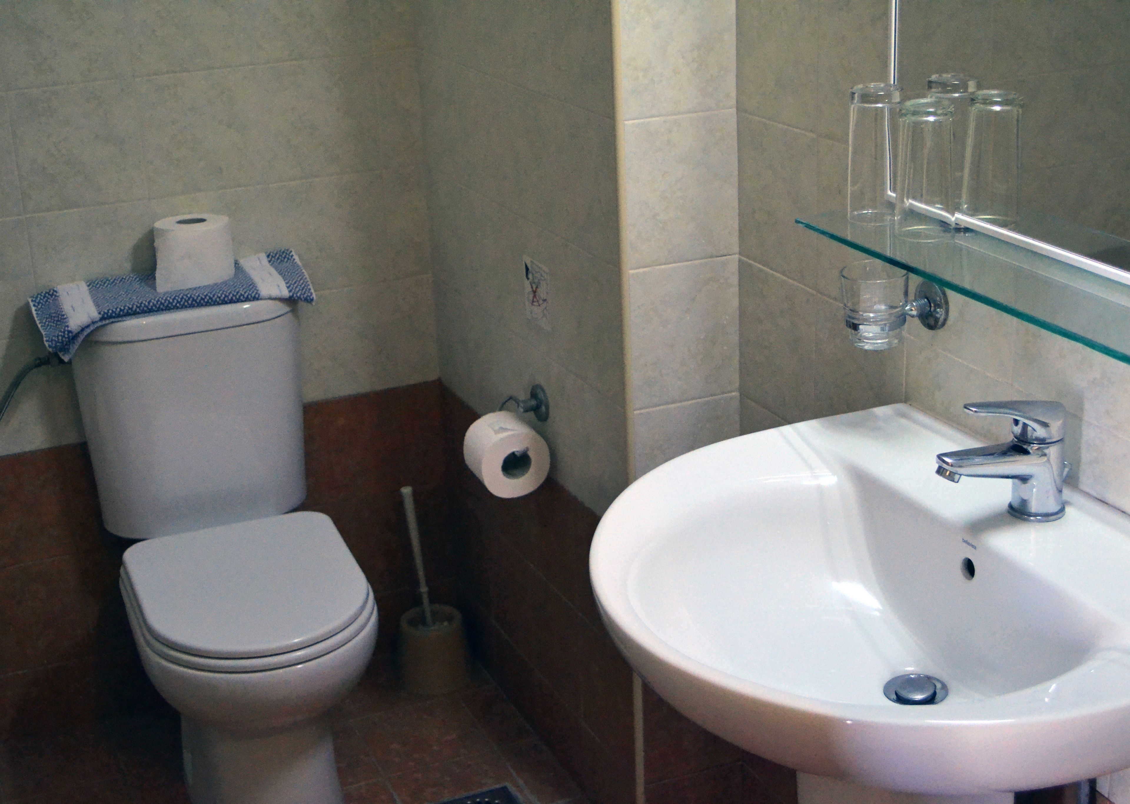 classic twin room, 2 single beds | bathroom | shower, free toiletries, hair dryer, towels