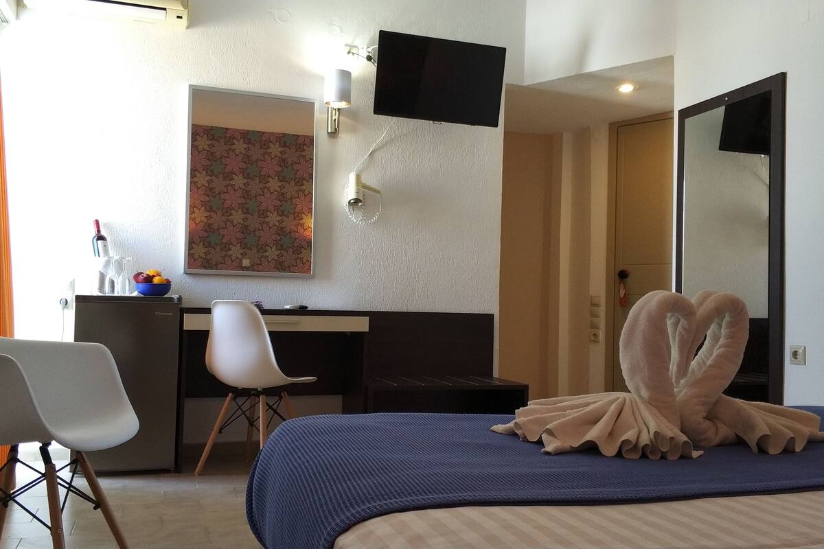 superior room, courtyard view | in-room safe, blackout curtains, soundproofing, free wifi