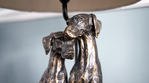 En skulptur som föreställer två hundar.
