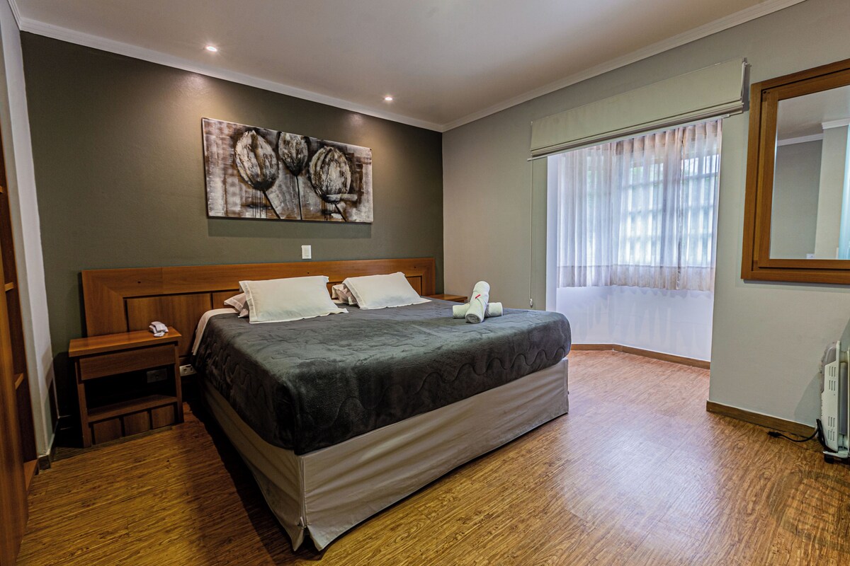 Habitación Deluxe, Aire acondicionado | Caja fuerte, escritorio, cortinas opacas y ropa de cama