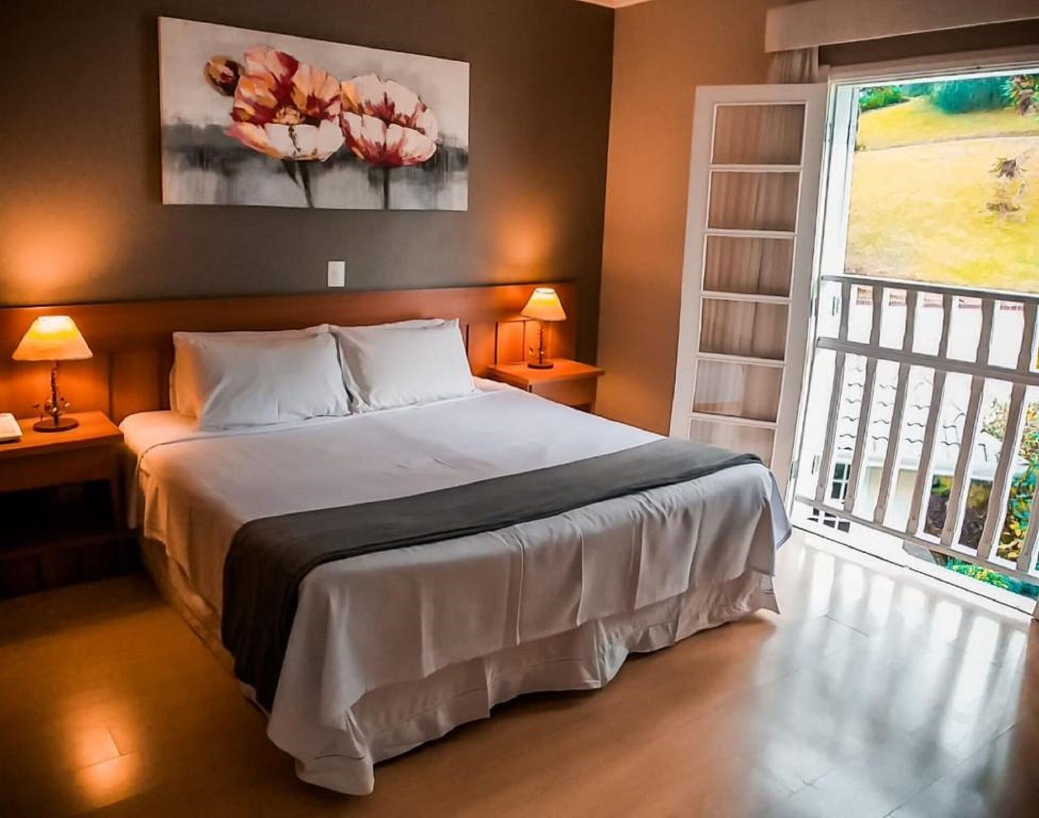 Caja fuerte, escritorio, cortinas opacas y ropa de cama
