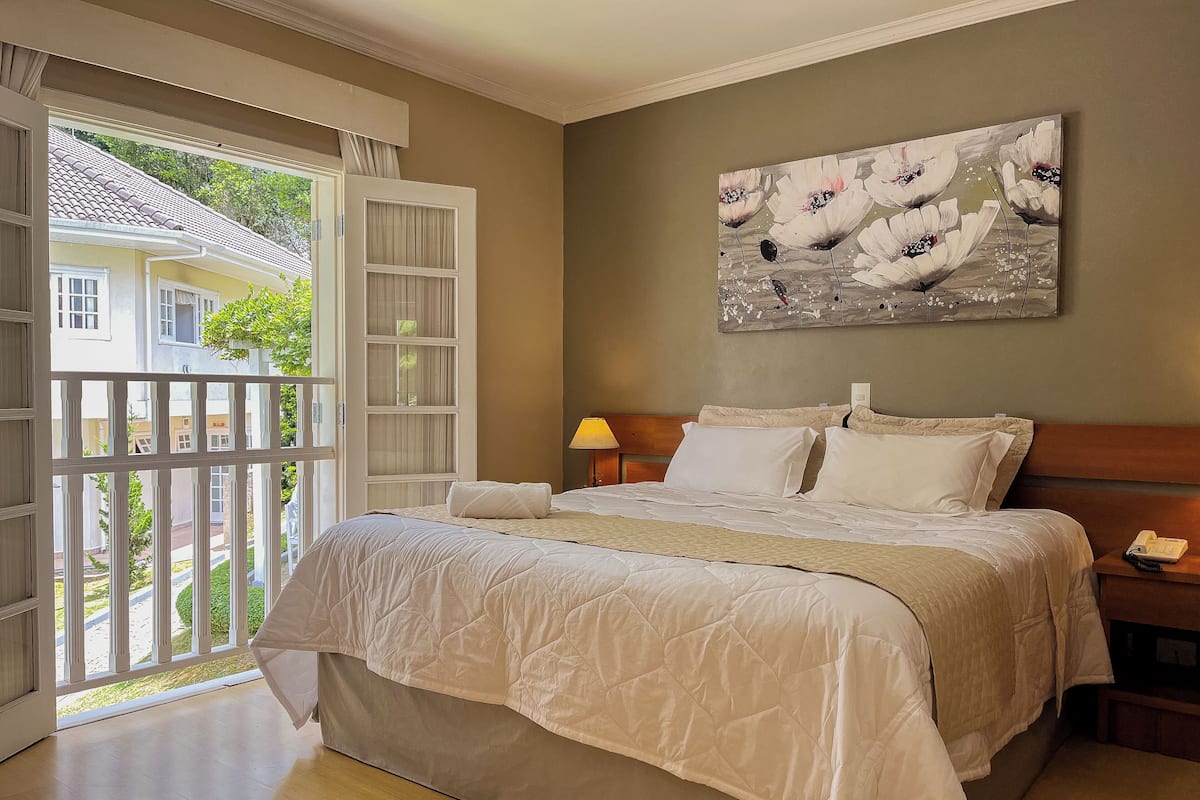 Superior Room | In-room safe, desk, blackout curtains, bed sheets