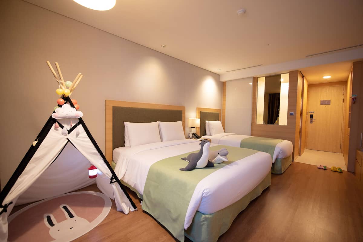 1 bedroom, premium bedding, minibar, in-room safe