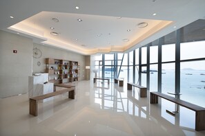 Library - Hidden Bay Hotel (Yeosu)