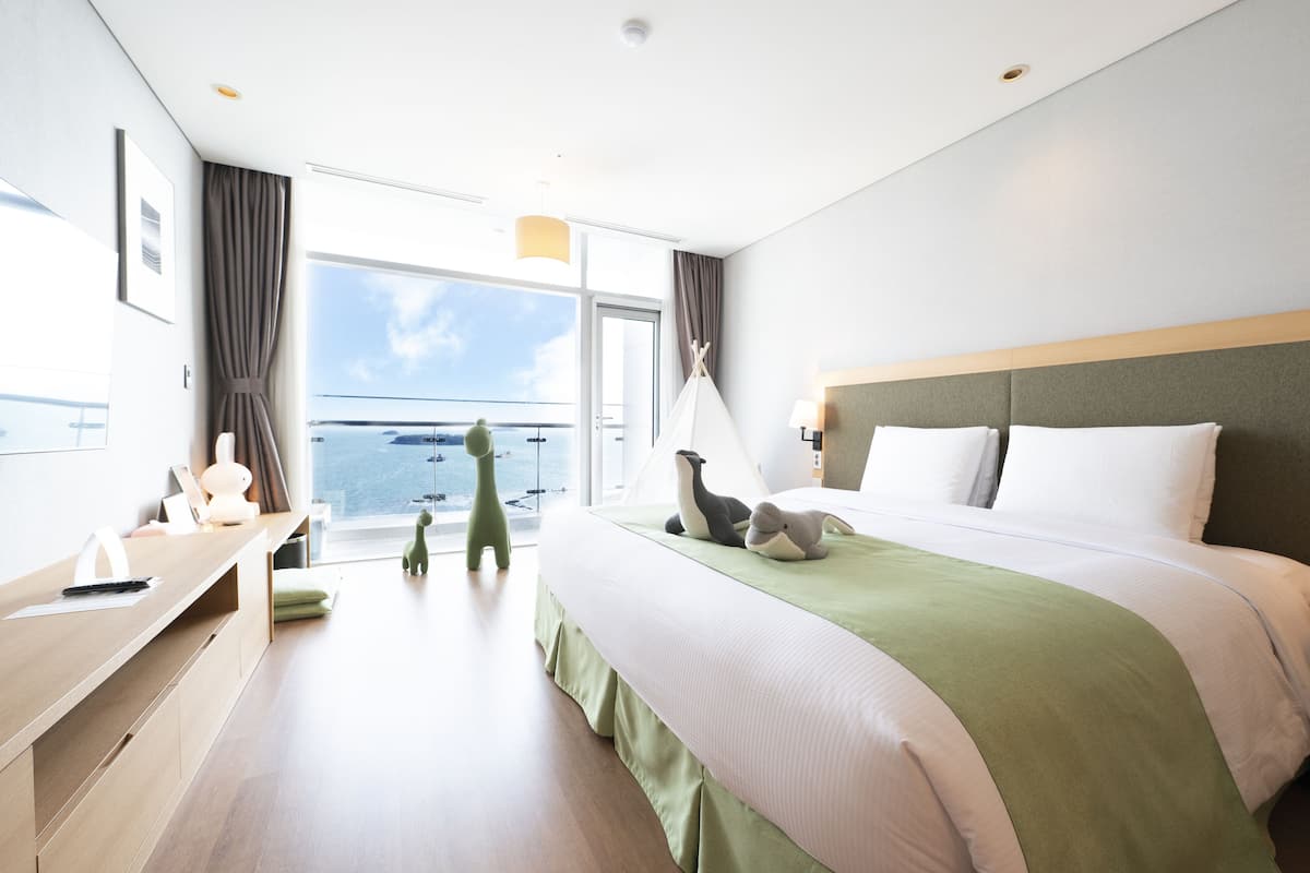 1 bedroom, premium bedding, minibar, in-room safe