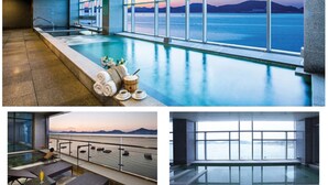 Ein moderner, überdachter Pool mit Meerblick, eine Sitzecke mit Tisch und Stühlen sowie ein großes Fenster zum Meer hin.