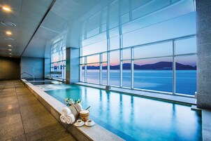 Ropa de cama de alta calidad y minibar 