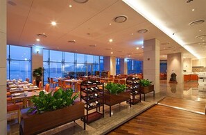 Breakfast, lunch and dinner served - Hidden Bay Hotel (Yeosu)