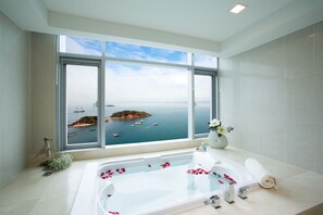 Shower, rainfall showerhead, hair dryer, bathrobes - Hidden Bay Hotel (Yeosu)