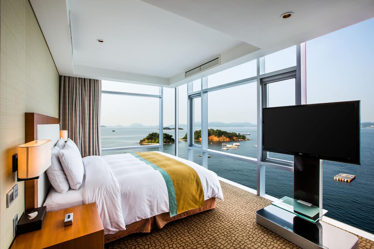 1 bedroom, premium bedding, minibar, in-room safe